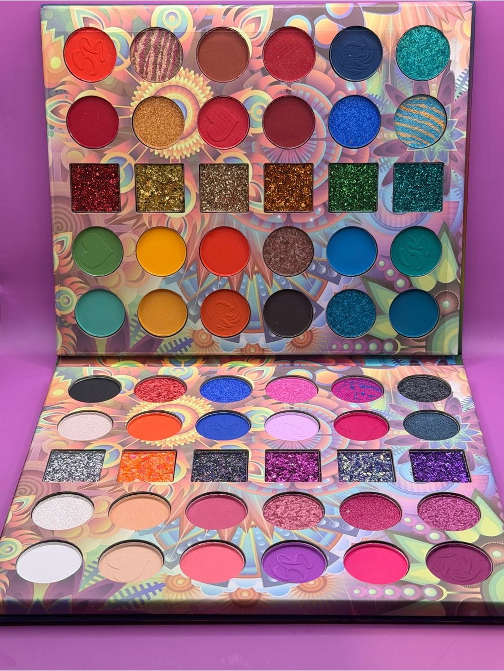 Colorful Multicolor Women’s Eyeshadow Palette — Vibrant Shades